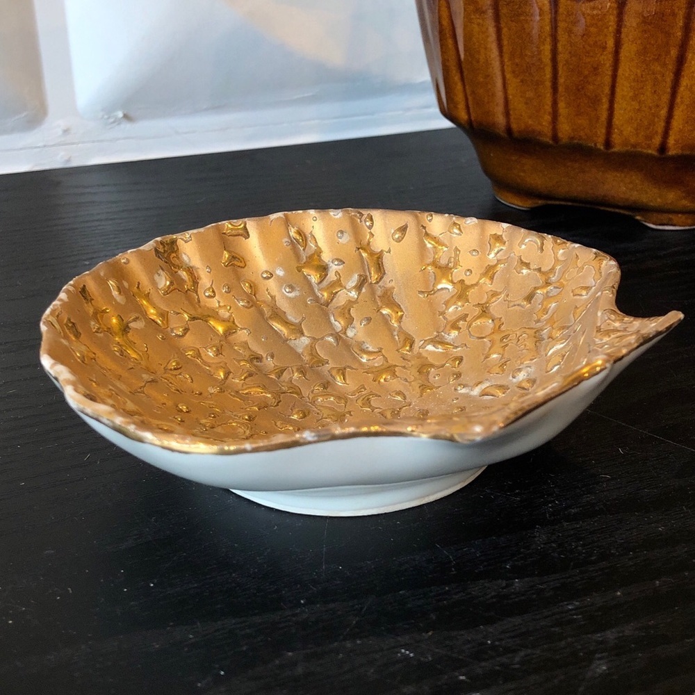 Weeping Bright Gold Vintage 22K Gold Hand Decorated Seashell Trinket Dish - Picture 2 of 9